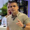 Marcelo Castro sinaliza o número um durante o Alô Juca, da TV Aratu