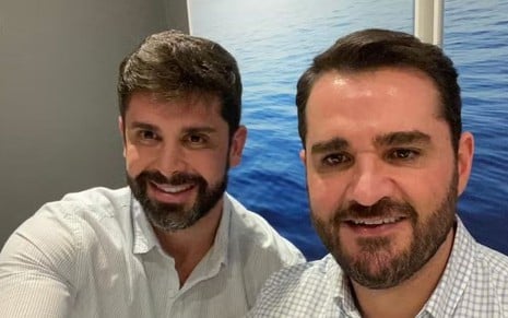 Frankel Brandão, à direita, mostra a aliança de casamento com o jornalista Marcelo Cosme