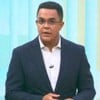 Marcelo Pereira usa terno e está com expressão séria no Bom Dia Sábado