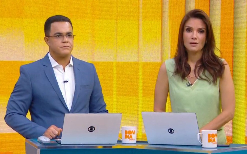 Marcelo Pereira e Sabina Simonato em pé na bancada do Bom Dia Sábado