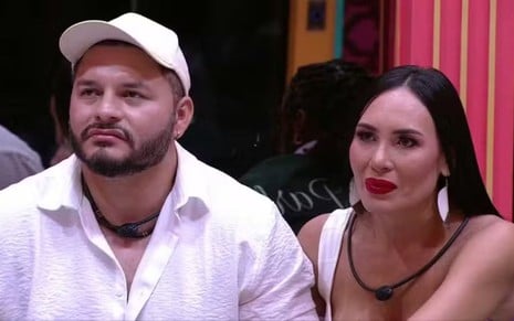 Marcelo Prata e Arleane Marques estão lado a lado, tensos, em momento de eliminação do BBB 25