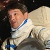 O ator Marcelo Serrado vestido como astronauta em cena da série infantil Mundo da Lua