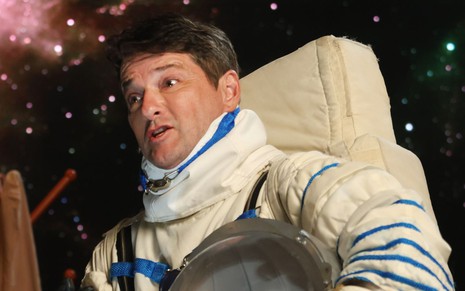 O ator Marcelo Serrado vestido como astronauta em cena da série infantil Mundo da Lua