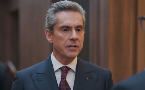 Alexandre Nero com expressão séria em cena da novela Vale Tudo