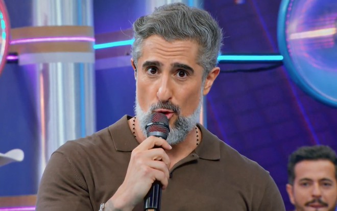 O apresentador Marcos Mion à frente do Caldeirão