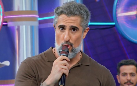 O apresentador Marcos Mion à frente do Caldeirão