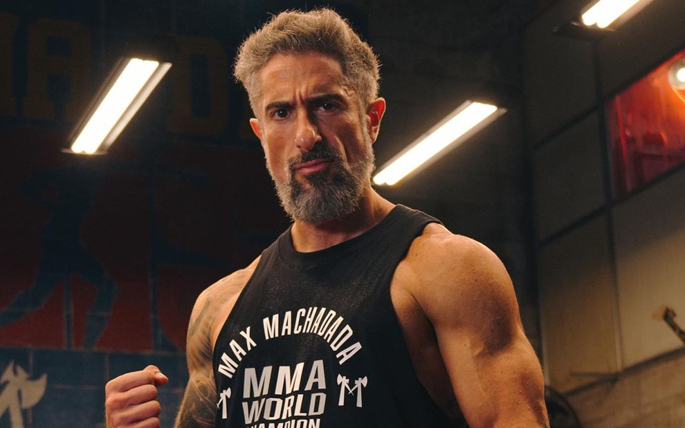 Marcos Mion com expressão séria caracterizado como Max Machadada, seu personagem no filme MMA - Meu Melhor Amigo