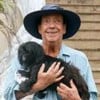 Na montagem: Marcos Oliveira segura um cachorro no colo (à esquerda); casa em construção no Retiro dos Artistas (à direita)