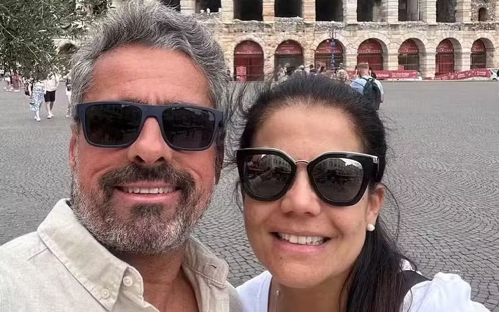casal tira foto lado a lado