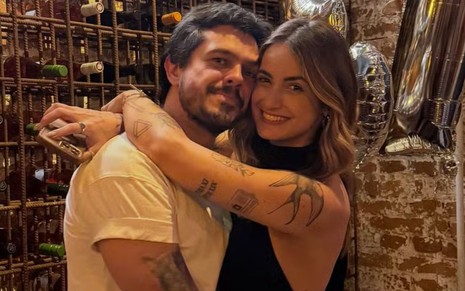 Mari Palma e Osmar Campbell abraçados