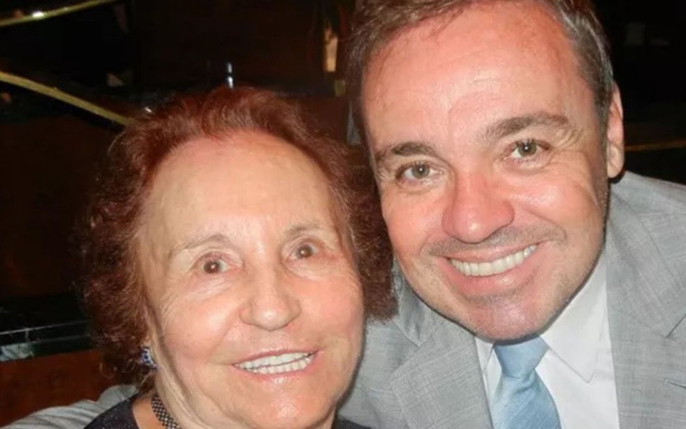 Foto mostra Maria do Céu ao lado do filho, Gugu Liberato