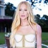 Marina Ruy Barbosa posando no baile da amfAR, em Cannes; ela está de cabelo loiro, vestido decotado e o braço esquerdo dela aparece totalmente roxo