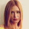Marina Ruy Barbosa posando com feição séria, vestido amarelo, ainda com seu cabelo ruivo