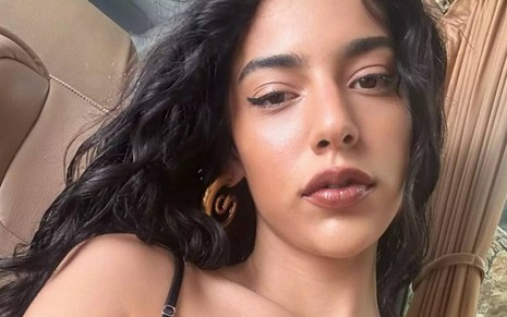 A cantora Marina Sena com expressão séria em foto publicada no Instagram