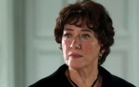 A atriz Lilia Cabral com expressão séria em cena de Garota do Momento