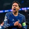 Zagueiro Marquinhos, do PSG, grita e mostra o escudo do time enquanto comemora gol