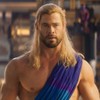 Chris Hemsworth está sem camisa, com uma túnica cobrindo parte de seu ombro