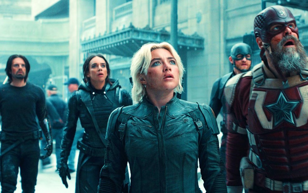 Personagens com roupas de couro olham para cima e têm reações assustadas em cena do filme Thunderbolts*