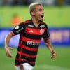 O jogador Matheus Gonçalves em campo pelo Flamengo na reta final do Campeonato Brasileiro