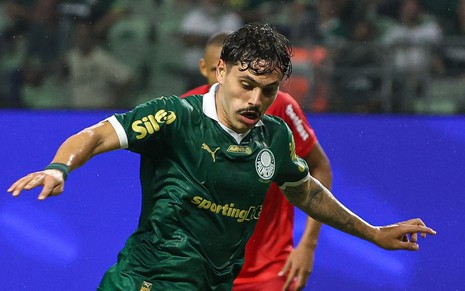 Maurício faz movimento de passe em jogo do Palmeiras contra o Red Bull Bragantino; ele usa uniforme verde e branco