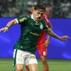 Maurício faz movimento de passe em jogo do Palmeiras contra o Red Bull Bragantino; ele usa uniforme verde e branco