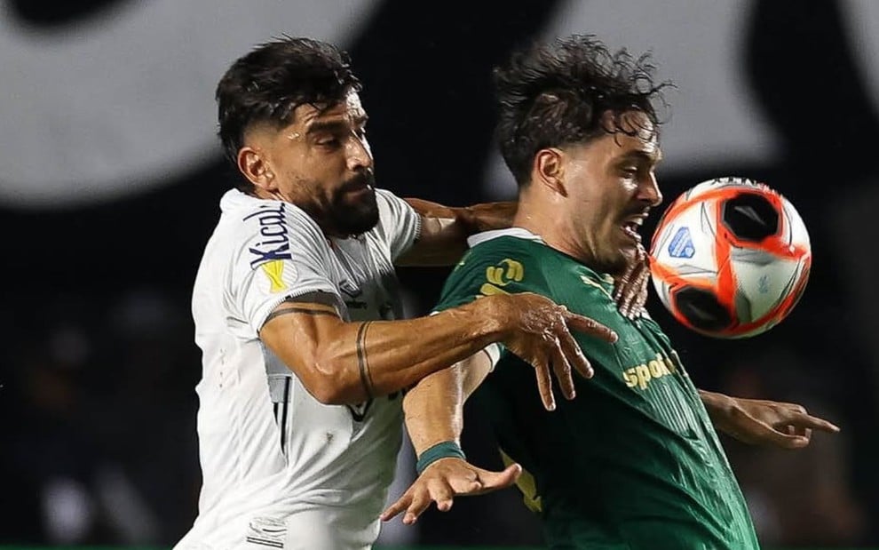 Jogadores disputando uma partida de futebol, com um atleta do Santos (uniforme branco) enfrentando um do Palmeiras (uniforme verde).