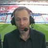 Trio de comentaristas do SBT aparece em cabine de transmissão durante jogo entre PSG e Inter de Milão, com estádio ao fundo.