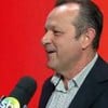 Foto mostra o apresentador Felipe Macedo e o diretor Mauro Lissoni durante coletiva