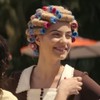 Assistente de produção arruma roupa de Dona Florinda em cena da série Sem Querer Querendo