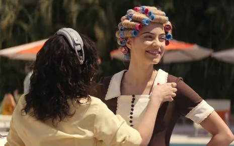 Assistente de produção arruma roupa de Dona Florinda em cena da série Sem Querer Querendo