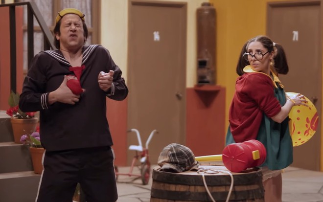 Caracterizados como Quico e Chiquinha, Juan Lecanda e Paola Montes de Oca reproduzem cena clássica do seriado Chaves