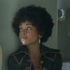 Josh Holloway e Rachel Hilson estão encostados em um pilar; eles usam trajes típicos dos anos 1970, e ela tem cabelo black power