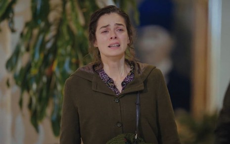 A atriz Özge Özpirinçci em cena de Força de Mulher, chorando