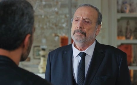 Suat (Gazanfer Ündüz) em cena da novela Força de Mulher