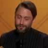 Kieran Culkin segura estatueta do Globo de Ouro e discursa no palco da premiação