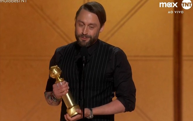 Kieran Culkin segura estatueta do Globo de Ouro e discursa no palco da premiação