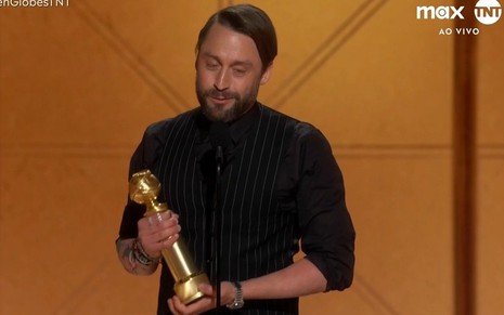 Kieran Culkin segura estatueta do Globo de Ouro e discursa no palco da premiação