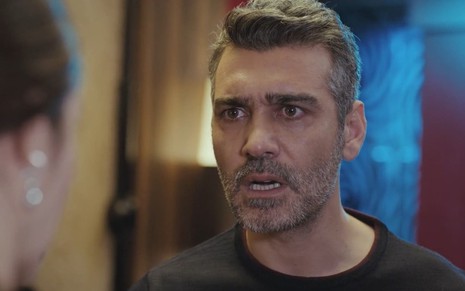 Sarp (Caner Cindoruk) em cena da novela Força de Mulher