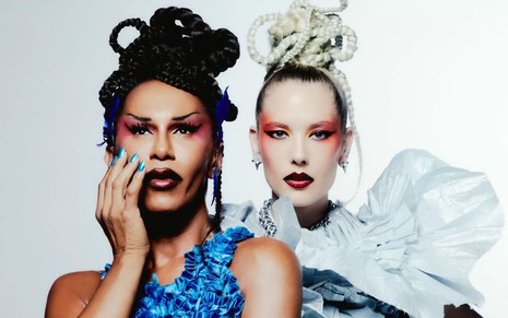 Maxi Weber e Gianne Albertoni em fundo branco, com maquiagens artísticas fortes, em ensaio editorial