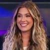 Mayara Mattar está nos bastidores do SBT e sorri