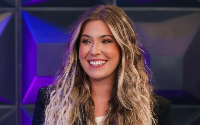 Mayara Mattar está nos bastidores do SBT e sorri