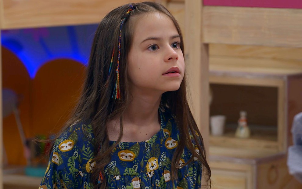 Mel Summers com expressão séria em cena da novela A Caverna Encantada