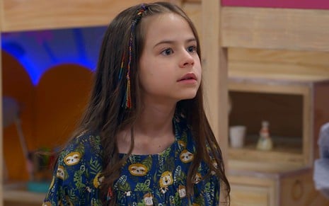 Mel Summers com expressão séria em cena da novela A Caverna Encantada