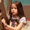 Anna (Mel Summers) com expressão séria em cena da novela A Caverna Encantada