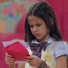 Anna (Mel Summers) segura uma carta em cena da novela A Caverna Encantada