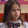 Mel Summers com expressão séria em cena da novela A Caverna Encantada