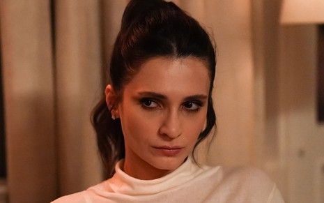 Irmak (Melis Birkan) com expressão séria na novela Coração de Mãe