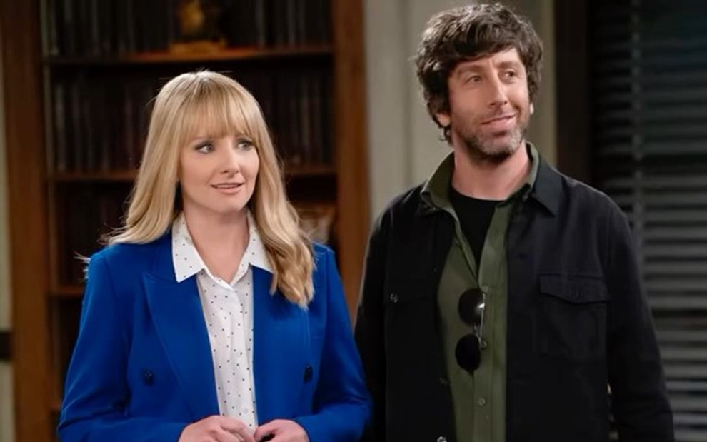 Melissa Rauch e Simon Helberg em cena de Tribunal Noturno