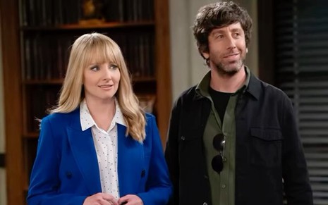 Melissa Rauch e Simon Helberg em cena de Tribunal Noturno