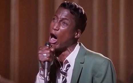 Michael Wright cantando, usando terno, em Ritmo & Blues (1991)